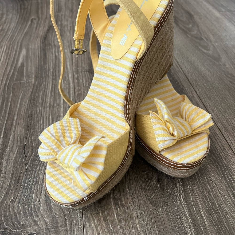 Yellow striped wedge espadrilles with bows